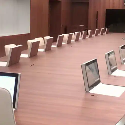 table de réunion avec écran motorisé